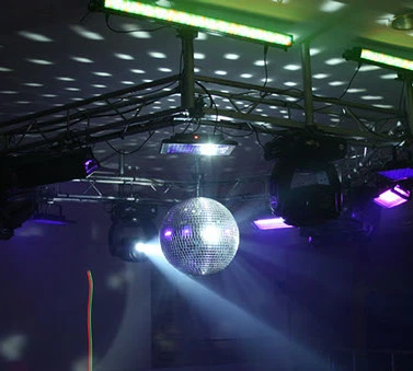 Party Hills Lounge — terraza iluminada